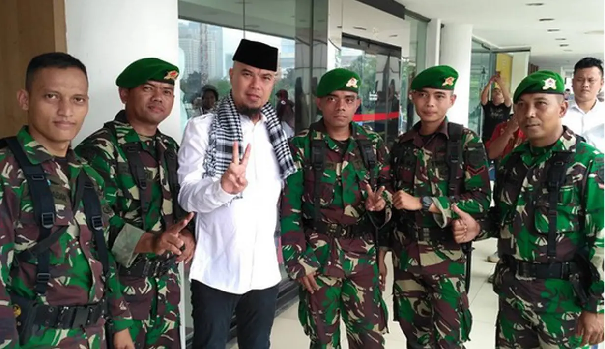 Beberapa foto dibagikan melalui social media, pentolan Dewa 19 itu saat ikut diantara ratusan pendemo yang berjalan kaki menuju Istana Negara. Dengan mengenakan peci hitam dan baju panjang warna putih. (Instagram/ahmaddhaniprast)