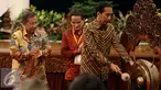 Presiden Joko Widodo memukul gong sebagai tanda peresmian Pencanangan Sensus Ekonomi (SE) 2016 dan pembukaan rapat koordinasi teknis SE 2016 di Istana Negara, Jakarta, Selasa (26/4). (Liputan6.com/Faizal Fanani)