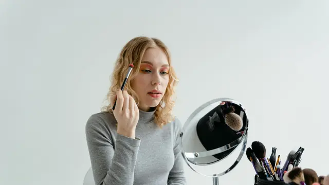 Wanita sedang merias mata