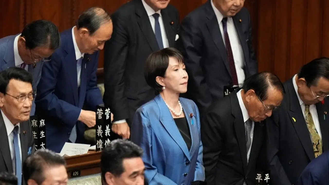 Sanae Takaichi, pemimpin Partai Demokrat Liberal yang berkuasa, bersama para anggota parlemen lainnya menghadiri sidang luar biasa majelis rendah di Tokyo, Jepang, Selasa, (21/10/2025).