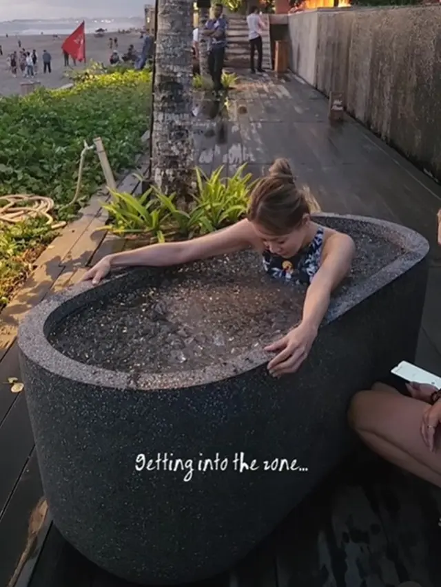 Mandi Air Es di Bali