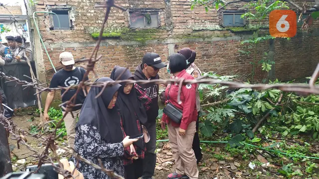 [Fimela] Suasana Bongkar Makam Lina Mantan Istri Sule