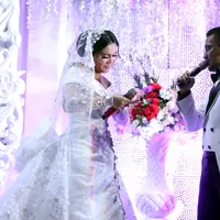 Pasangan kekasih Denada dan Ihsan Tarore baru saja menggelar mini konser secara mewah. Konser yang juga sebagai ajang meluncurkan album baru itu dikemas secara berbeda dari yang pernah ada.  (Nurwahyunan/Bintang.com)