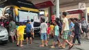 Saat ada bus AKAP (Antar Kota Antar Provinsi) yang datang, anak-anak menghampirinya dan meminta si sopir membunyikan klakson telolet. (Liputan6.com/Angga Yuniar)