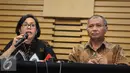Menkeu Sri Mulyani (kiri) memberikan keterangan pers di KPK terkait OTT Ditjen Pajak, Jakarta, Selasa (22/11). KPK mengamankan uang 148,500,000 Dolar Amerika atau senilai 1,9 milyar dalam OTT tersebut. (Liputan6.com/Helmi Afandi)