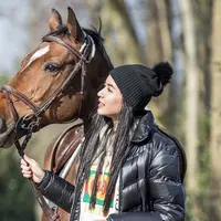 Saat berkunjung ke Amsterdam, Elvira tampak berpose dengan sekor kuda. Wanita cantik yang memang hobi berkuda ini tampak nyaman dengan pakaian musim dingin serba hitam. Rambut panjangnya dibiarkan terurai. (Liputan6.com/IG/@elviraelph)
