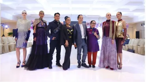 Tandai Keikutsertaan di NYFW 2023, Buttonscarves Buat Instalasi