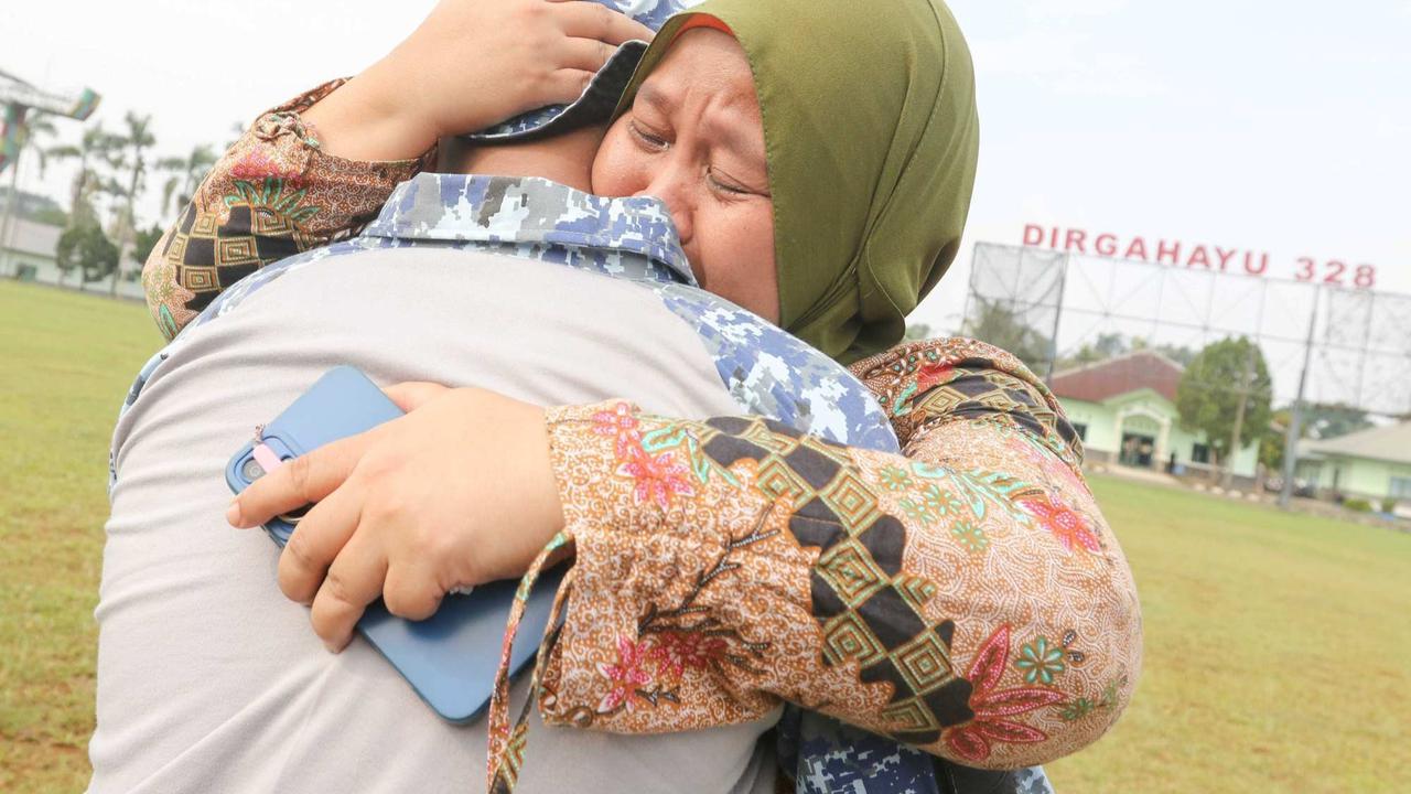 Pelajar 'Lulus' Pendidikan Barak Militer Dedi Mulyadi Langsung Sujud di Kaki Ibu