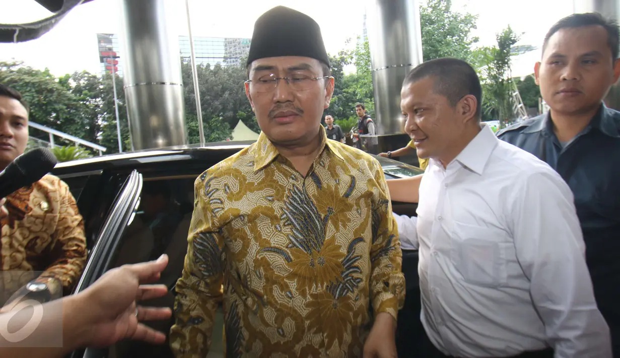 Ketua DKPP RI Jimly Asshiddiqie tiba untuk melakukan pertemuan dengan pimpinan KPK di Gedung KPK, Jakarta, Kamis (2/3). Kedatangan Jimly untuk beraudiensi terkait rencana diskusi pemberantasan korupsi ke depan. (Liputan6.com/Helmi Afandi)