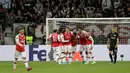 Pemain Arsenal Joe Willock (keempat kanan) merayakan bersama rekan setimnya usai mencetak gol ke gawang Eintracht Frankfurt pada laga Grup F Liga Europa di Commerzbank Arena, Frankfurt, Jerman, Kamis (19/9/2019). The Gunners menang telak 3-0. (AP Photo/Michael Probst)