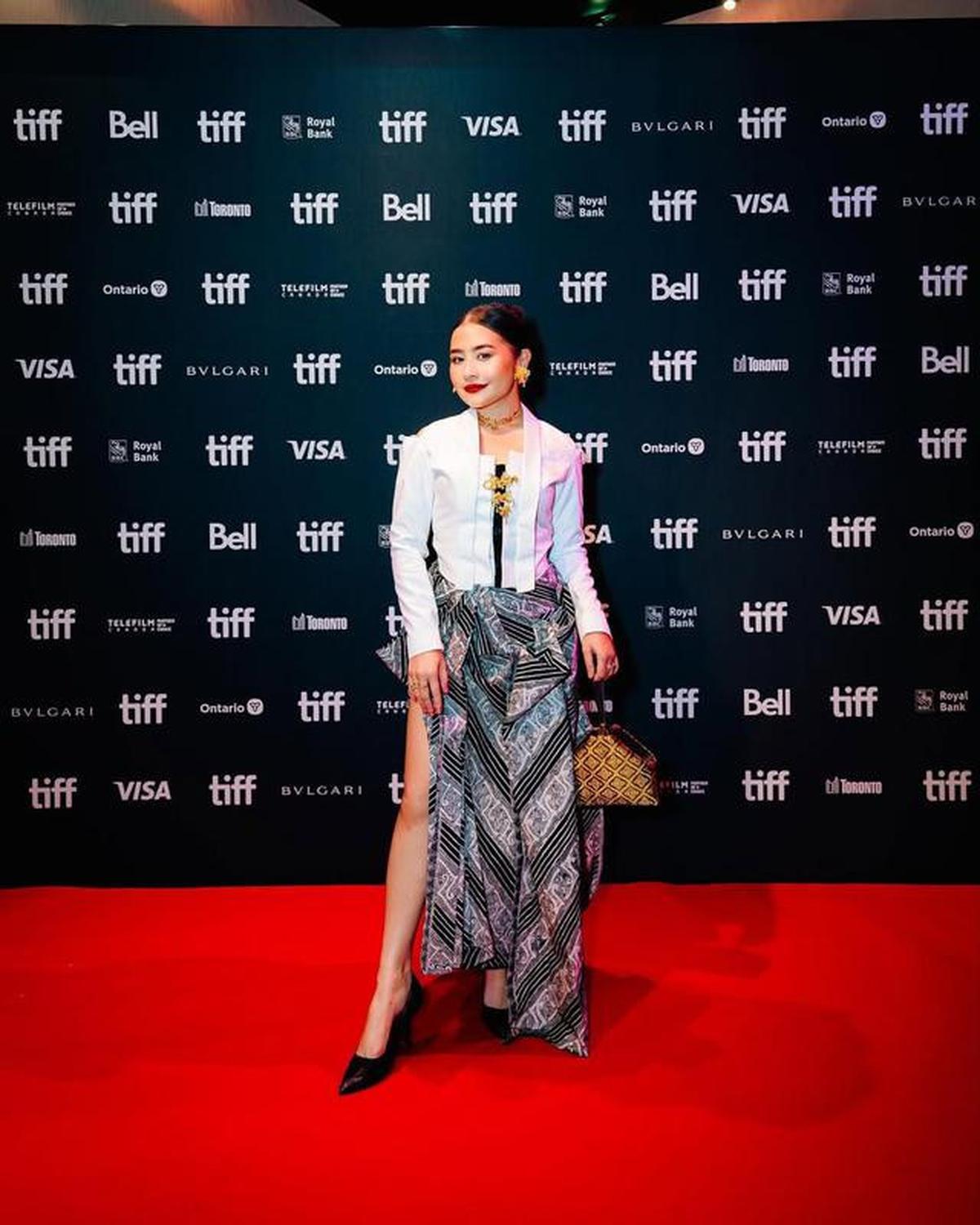 Gaya Berbatik Prilly Latuconsina, Modern dan Elegan dengan Sentuhan Tradisional
