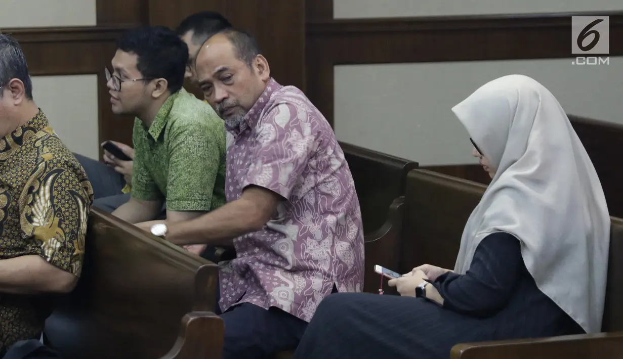 Terdakwa kasus suap dana hibah Kemenpora pada KONI yang juga Deputi IV Kemenpora Mulyana (kedua kanan) usai sidang pembacaan pledoi di Pengadilan Tipikor, Jakarta, Kamis (29/8/2019). Sebelumnya, JPU KPK menuntut Mulyana dengan hukuman 7 tahun dan denda Rp200 juta. (Liputan6.com/Helmi Fithriansyah)