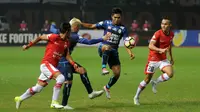 Aksi Andrianto saat membela arema musim 2017. (Bola.com/Iwan Setiawan)