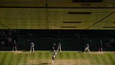 Aksi Roger Federer  saat melakukan servis melawan petenis Kroasia, Marin Cilic pada babak perempat final Tenis Wimbledon Championships 2016 di The All England Lawn Tennis Club,  Wimbledon, (6/7/2016). (AFP/Glyn Kirk)