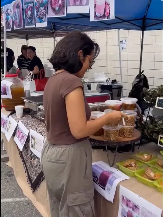 Cinta Kuya sedang kuliah di Los Angeles Amerika Serikat. Tidak lantas berdiam diri, Cinta mencari uang tambahan dengan mengumpulkan pelayan restoran hingga mengumpulkan botol bekas. [Instagram/astridkuya]