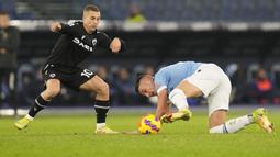 Di awal babak pertama laga berjalan sengit, khususnya di sektor lini tengah permainan. Duel antara gelandang Udinese Gerard Deulofeu (kiri) dan gelandang Lazio Sergej Milinkovic-Savic kerap terjadi. (AP/Gregorio Borgia)