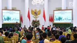 Presiden Joko Widodo memberi sambutan saat bersilaturahmi dengan para peserta Kongres Indonesia Millennial Movement Tahun 2018 di Istana Bogor, Jawa Barat, Senin (12/11). (Liputan6.com/Pool/Laily Rachev-Biro Pers Setpres)