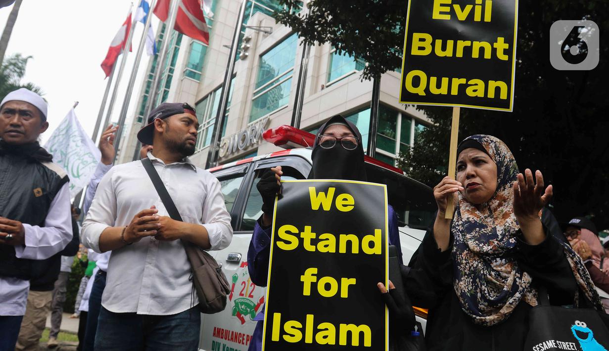 Umat Islam melakukan demonstrasi yang bertajuk 'Aksi Bela Alquran' di depan Kedutaan Besar (Kedubes) Swedia di Kuningan, Jakarta Selatan, Senin (30/1/2023). Pagar kawat dipasang di depan Menara Rajawali, sembari juga dijaga oleh sejumlah personel kepolisian. (Liputan6.com/Herman Zakharia)