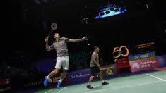Legenda pebulu tangkis Indonesia, Taufik Hidayat (kiri) dan Sekjen PBSI, Fadil Imran bertanding dalam acara peringatan 50 tahun kerjasama antara Yonex dan PBSI di Istora Senayan, Jakarta, Sabtu (18/06/2022). (Bola.com/Bagaskara Lazuardi)