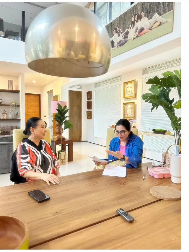 5 Potret Ruang Tengah Estetik di Rumah Titi DJ, Desain Minimalis Modern