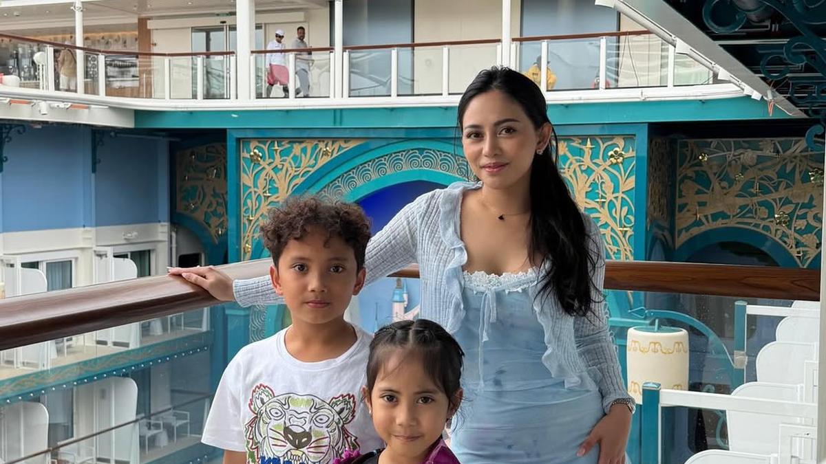 Rachel Vennya dan Xabiru-Chava Totalitas Jadi Karakter Disney Saat Berlayar di Disney Adventure Cruise