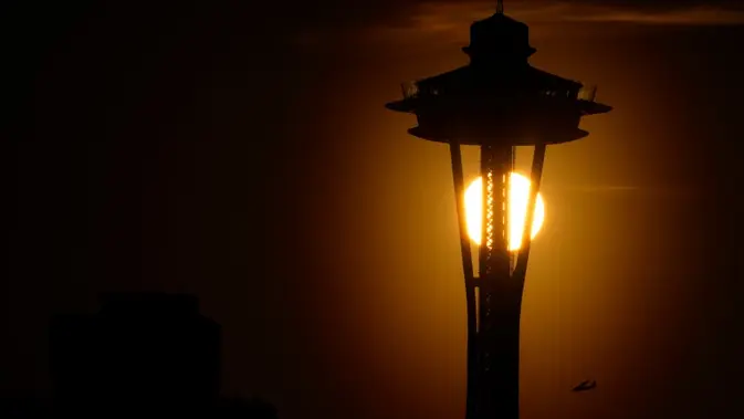Nekat Lompat dari Menara Ikonik Seattle, Dua Pria Jadi Buronan