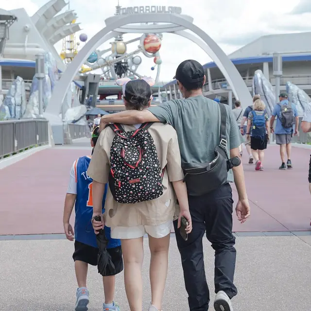 Raffi Ahmad ajak keluarga liburan di Disneyland Amerika