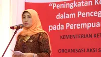 Makrifah Hanif Dhakiri (Istri Menaker) saat menghadiri acara pemeriksaan diri kanker serviks pada pekerja perempuan di Semarang, Senin 21 Agustus 2017.