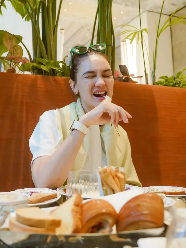 Model Kacamata Gelap Luna Maya