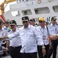 Menteri Perhubungan, Budi Karya Sumadi memberikan balon kepada peserta mudik gratis sepeda motor di Pelabuhan Tanjung Priok, Jakarta, Rabu (20/6). Ada 699 sepeda motor dan 1.650 penumpang yang kembali ke Jakarta dari Semarang. (Liputan6.com/Faizal Fanani)