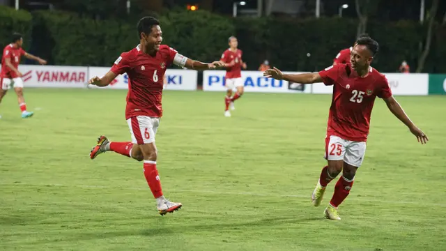 Dua pemain Timnas Indonesia, Evan Dimas (kiri) dan Irfan Jaya ketika melawan Kamboja di Piala AFF 2020.