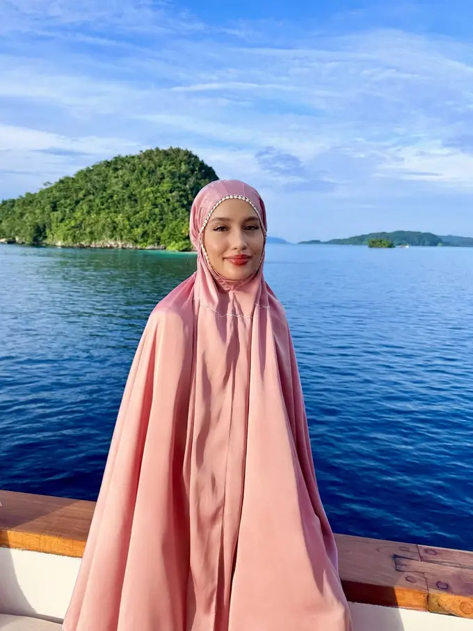Anggun di Tengah Laut, Momen Lebaran Cinta Laura Bareng Luna Maya-Maxime Bouttier dalam Balutan Mukena dan Gamis Brokat