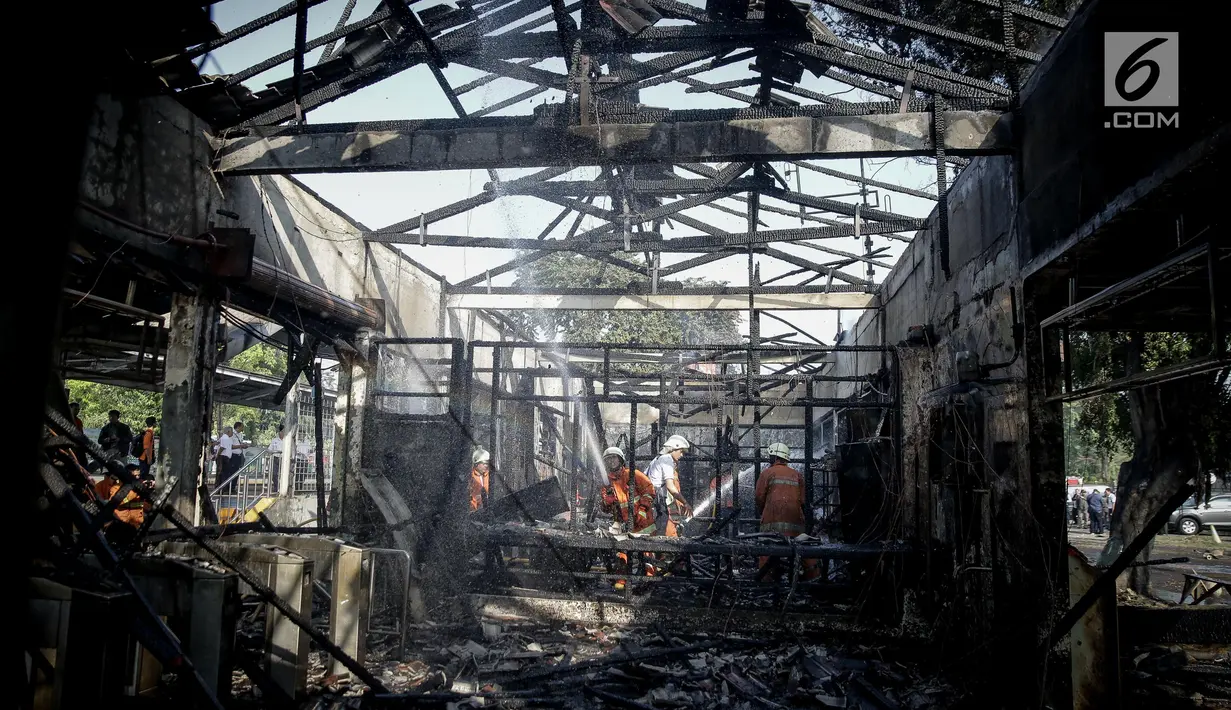 Petugas pemadam kebakaran melakukan pendinginan di lokasi kebakaran yang melanda Stasiun Klender, Jakarta Timur, Jumat (19/5). Tidak ada korban jiwa dalam kebakaran yang diduga berasal dari korsleting listrik tersebut. (Liputan6.com/Faizal Fanani)