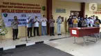Pembacaan doa saat serah terima jenazah korban kecelakaan Sriwijaya Air SJ 182 kepada pihak keluarga di RS Polri, Jakarta, Kamis (14/1/2021). Jenazah atas nama Okky Bisma menjadi korban kecelakaan Sriwijaya Air SJ 182 pertama yang berhasil teridentifikasi oleh tim DVI. (merdeka.com/Imam Buhori)