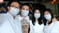 Andre beserta para rekan kerjanya, bangga jaga Indonesia dengan memakai Masker Batik. foto: istimewa