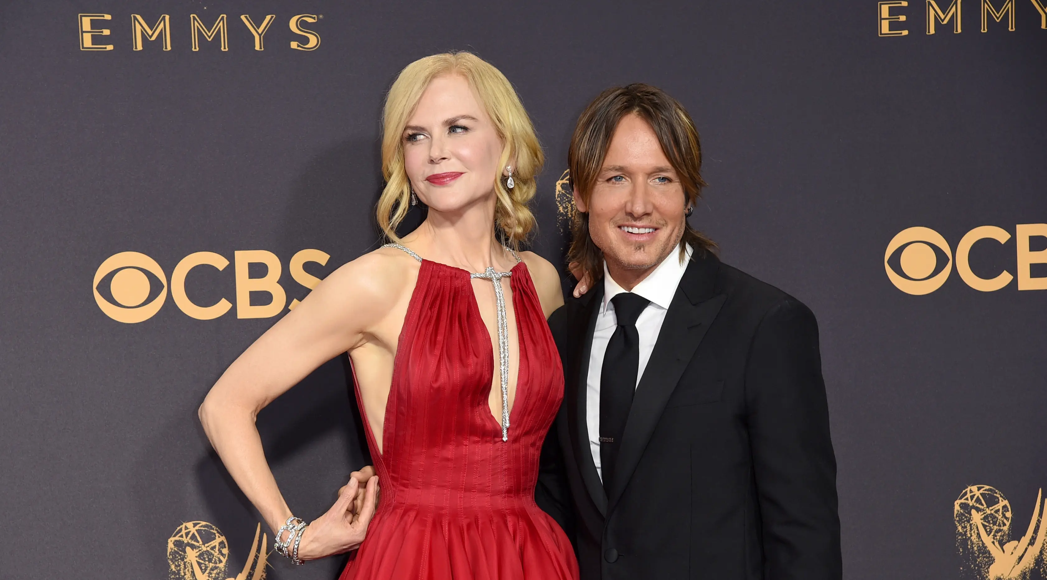 Pasangan selebriti, Nicole Kidman dan Keith Urban berpose di karpet merah ajang penghargaan Emmy Awards 2017 di Los Angeles, Minggu (17/9). Walau sudah 11 tahun menikah, pasangan aktris dan musisi ini selalu terlihat mesra. (Richard Shotwell/Invision/AP)