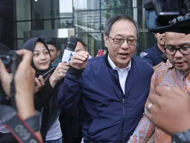 Tersangka Made Oka Masagung usai menjalani pemeriksaan di Gedung KPK, Jakarta, Kamis (8/3). Made Oka diperiksa sebagai saksi untuk tersangka kasus korupsi E-KTP, Irvanto Hendra Pambudi Cahyo yang juga keponakan Setya Novanto (Liputan6.com/Herman Zakharia)