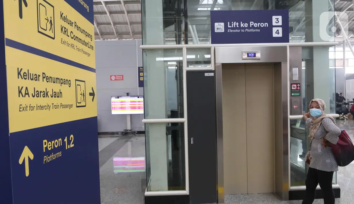 Penumpang saat akan menaiki lift di Stasiun Jatinegara Baru, Jakarta Timur, Sabtu (20/3/2021). Tak hanya menambah luas layanan stasiun, proyek renovasi ini juga menghilangkan penyeberangan sebidang atau overpass. (Liputan6.com/Angga Yuniar)