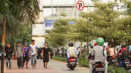 Pengendara sepeda motor melintasi trotoar di kawasan Menteng Pulo, Jakarta, Selasa (14/5/2019). Kemacetan yang semakin parah di Ibu Kota menyebabkan para pemotor nekat menerobos trotoar dan merampas hak pejalan kaki. (Liputan6.com/Immanuel Antonius)