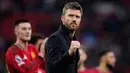 Selebrasi Michael Carrick usai membawa Manchester United meraih kemanangan dramatis atas Fulham 3-2 di Old Trafford, Minggu (1/2/2026) malam WIB. (AP Photo/Dave Thompson)