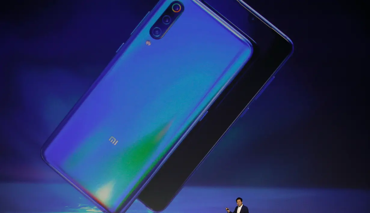 CEO Xiaomi Lei Jun memperkenalkan tentang smartphone Xiaomi Mi 9 dalam acara peluncuran di Beijing, China, Rabu (20/2). Ada dua opsi RAM dan ROM yang tersedia, yakni 6GB/128GB dan 8GB/128GB. (AP Photo/Andy Wong)