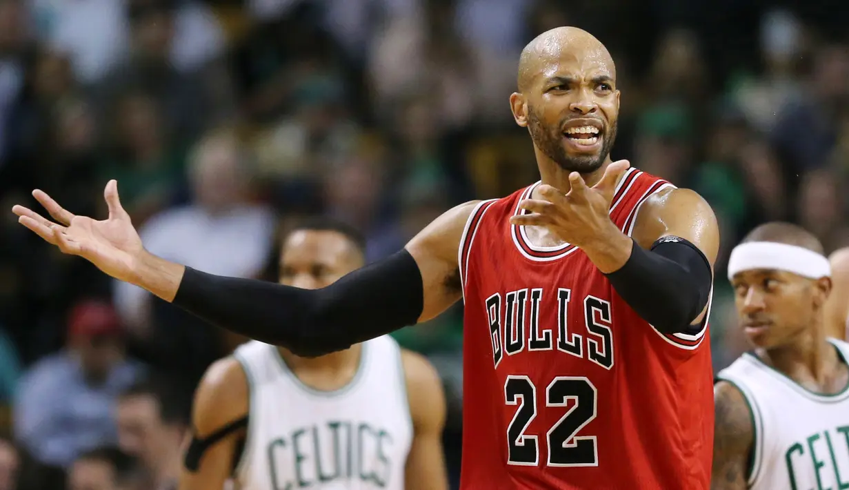 Protes Pemain Chicago Bulls, Taj Gibson #22 kepada wasit saat timnya melawan Boston Celtics pada laga NBA basketball game di TD Garden, Boston, (2/11/2016). Boston menang 107-100. (Maddie Meyer/Getty Images/AFP)