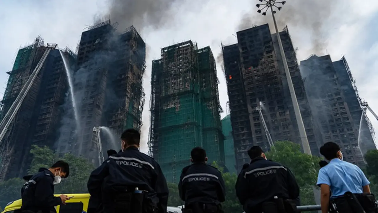 Para petugas pemadam kebakaran pada Kamis (27/11/2025) berusaha memadamkan api yang berkobar pada Rabu (26/11) di Wang Fuk Court, sebuah kompleks apartemen di Distrik Tai Po, New Territories, Hong Kong.