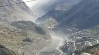 Gambar dari vidio menunjukkan banjir besar, lumpur, dan puing-puing yang mengalir di Distrik Chamoli setelah sebagian gletser Nanda Devi terputus di Tapovan di Uttarakhand, India (7/2/2021). Gletser di Himalaya dikabarkan pecah dan menyapu proyek pembangkit listrik hidro . (KK Productions via AP)