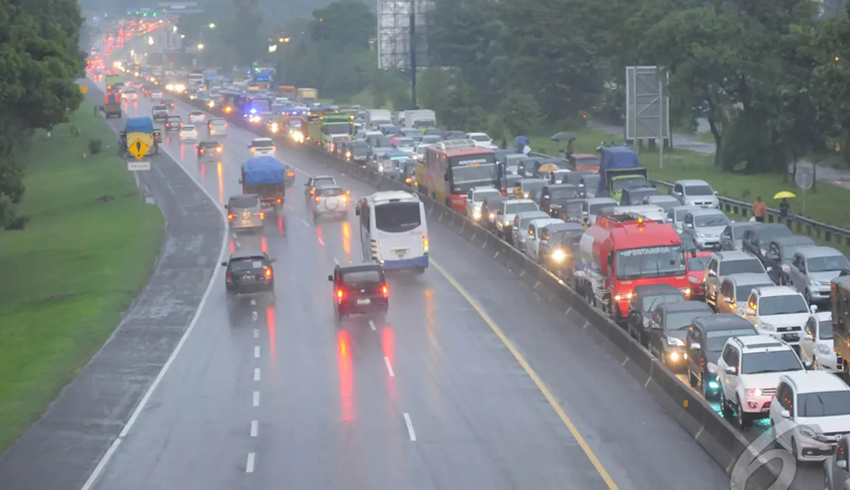 Kemacetan terjadi dari arah Jakarta menuju puncak yang dipadati kendaraan roda empat dan bus pariwisata, Jawa Barat, Kamis (25/12/14).  (Liputan6.com/Herman Zakharia) 