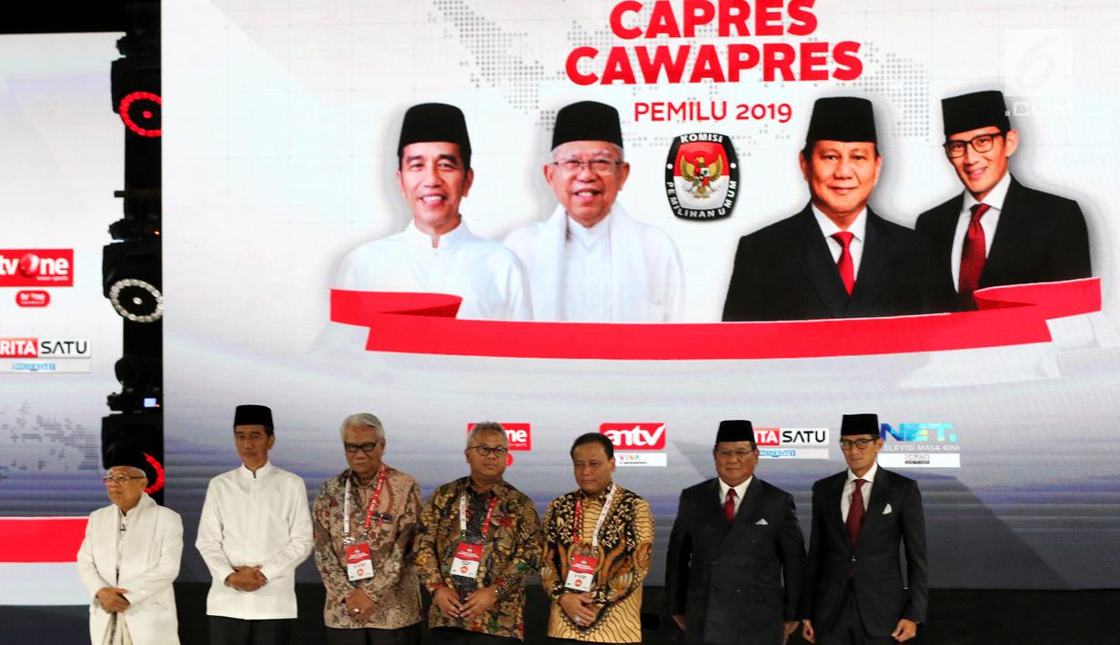 Capres dan Cawapres nomor urut 02 Prabowo Subianto-Sandiaga Uno, Capres dan Cawapres nomor urut 01, Joko Widodo-Ma'ruf Amin, Ketua KPU, Ketua Bawaslu usai Debat Pilpres 2019 kelima di Jakarta, Sabtu (13/4). Debat kelima merupakan debat terakhir dalam masa kampanye. (Liputan6.com/Johan Tallo)