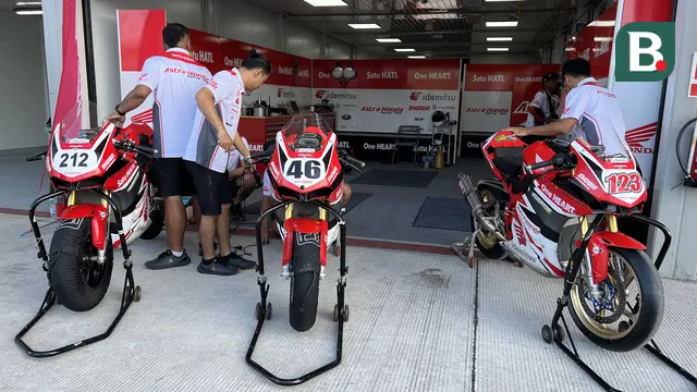 Foto: Kesibukan di Paddock Astra Honda Racing Team, Persiapan Maksimal untuk Raih Hasil Terbaik pada Hari Kedua ARRC Mandalika 2023