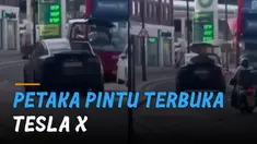 Pintu mobil menyenggol bus hingga kaca sisi sopir pecah.