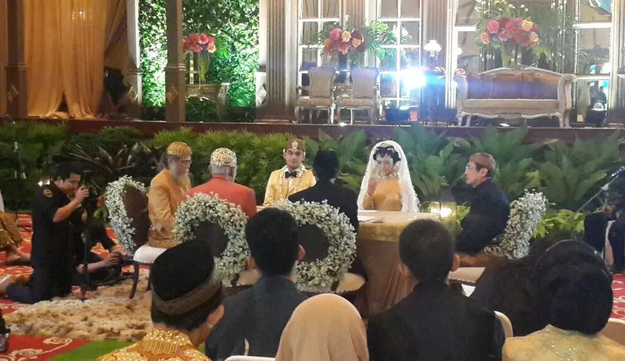 Ridwan memberikan mas kawin logam mulia seberat 25 gram. Setelah dinyatakan syah oleh saksi yang hadir, senyum ceria begitu terlihat dari kedua mempelai yang dipertemukan lewat film televisi (FTV) tahun 2015 silam.(Muhammad Altaf Jauhar/Bintang.com)