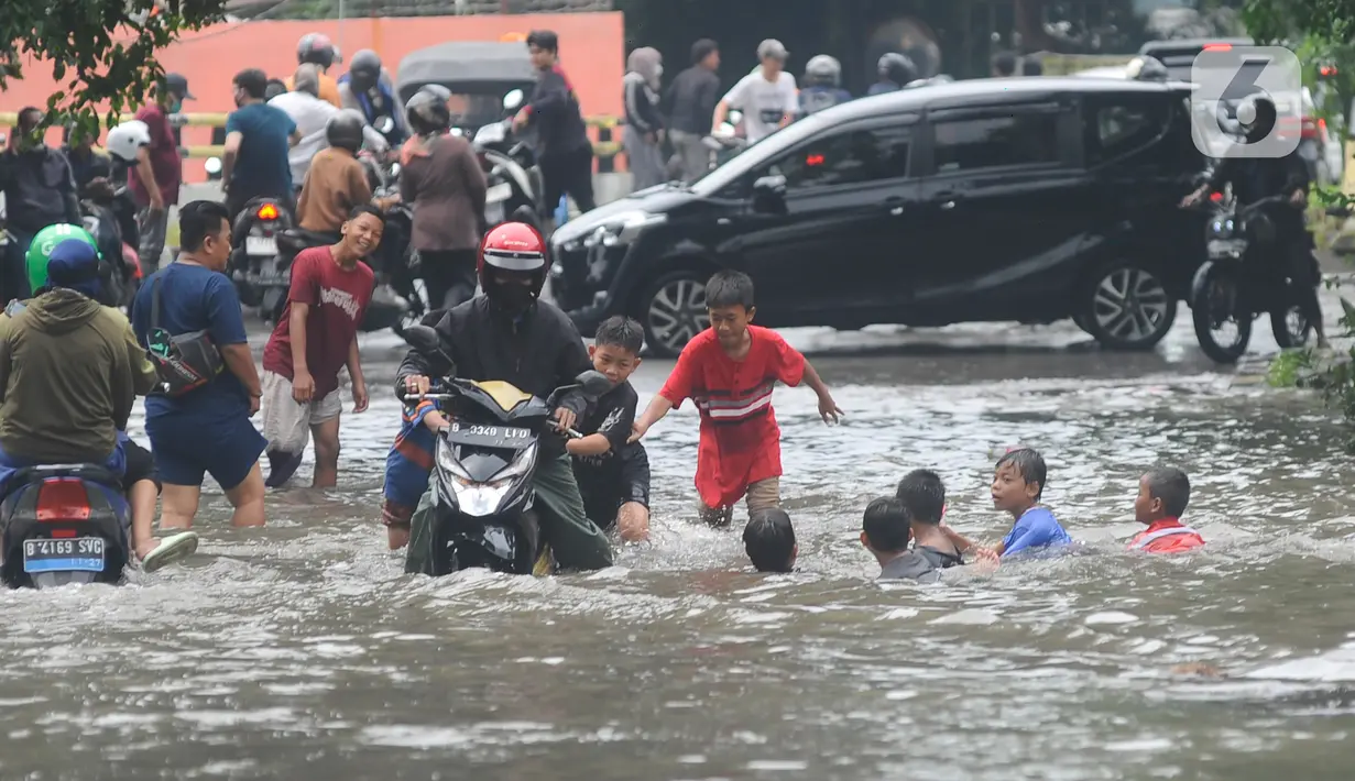 Banjir yang terjadi akibat luapan kali Sekretaris menyebabkan kemacetan lalu lintas. (merdeka.com/Arie Basuki)